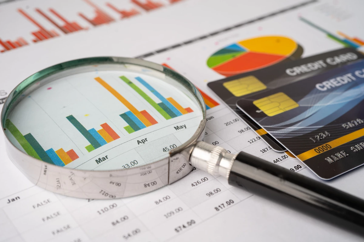 Magnifying glass over graphs with credit cards